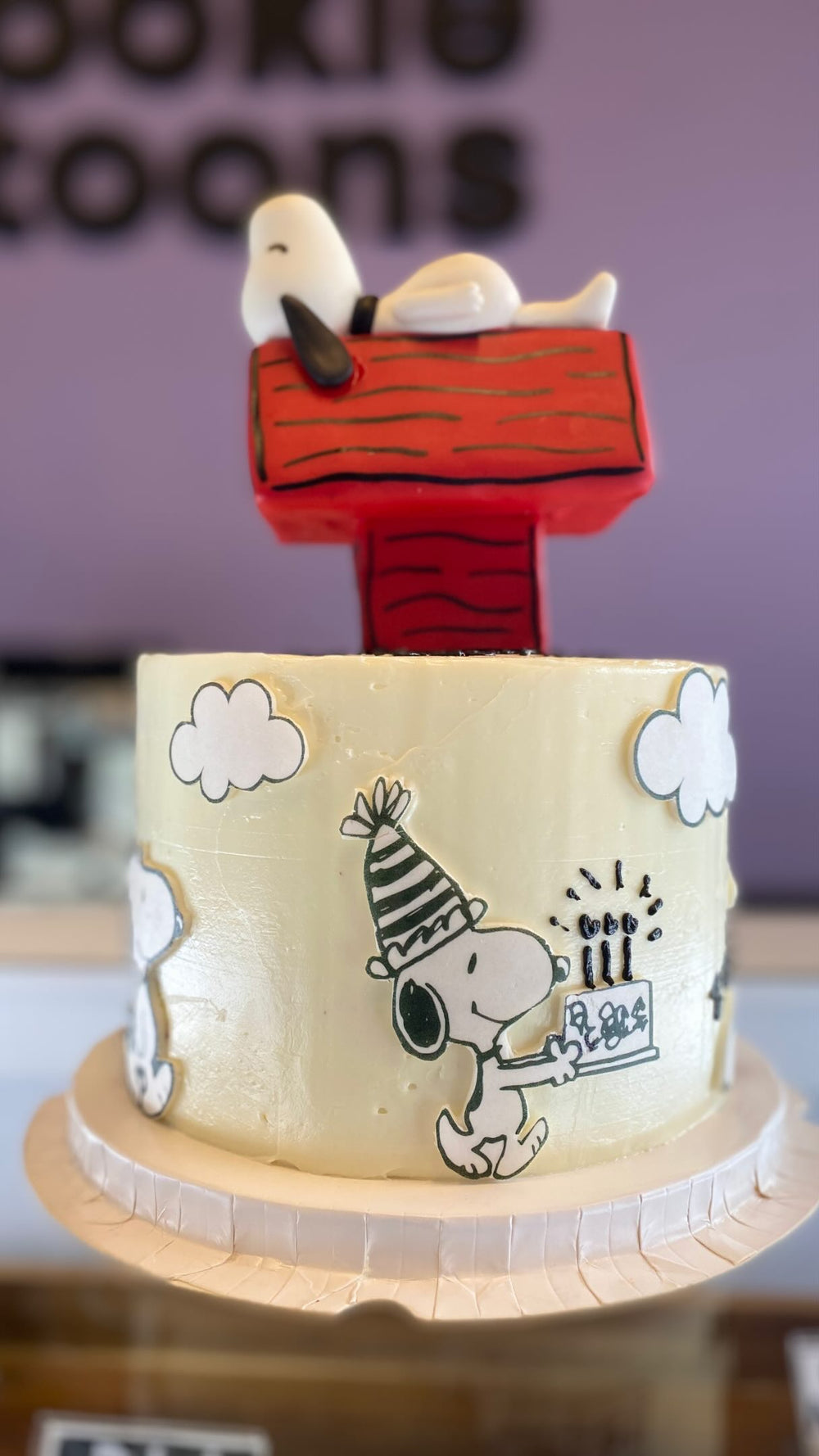 Pastel de cumpleaños con personaje en volumen y nubes